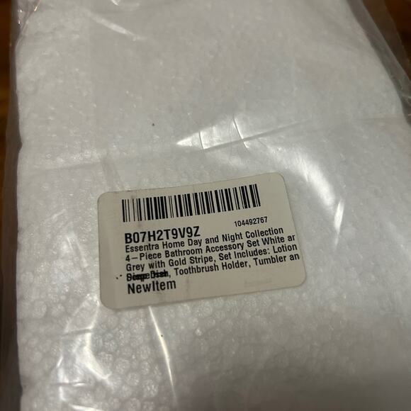 Minamilist bathroom accessories set - Picture 7 of 9